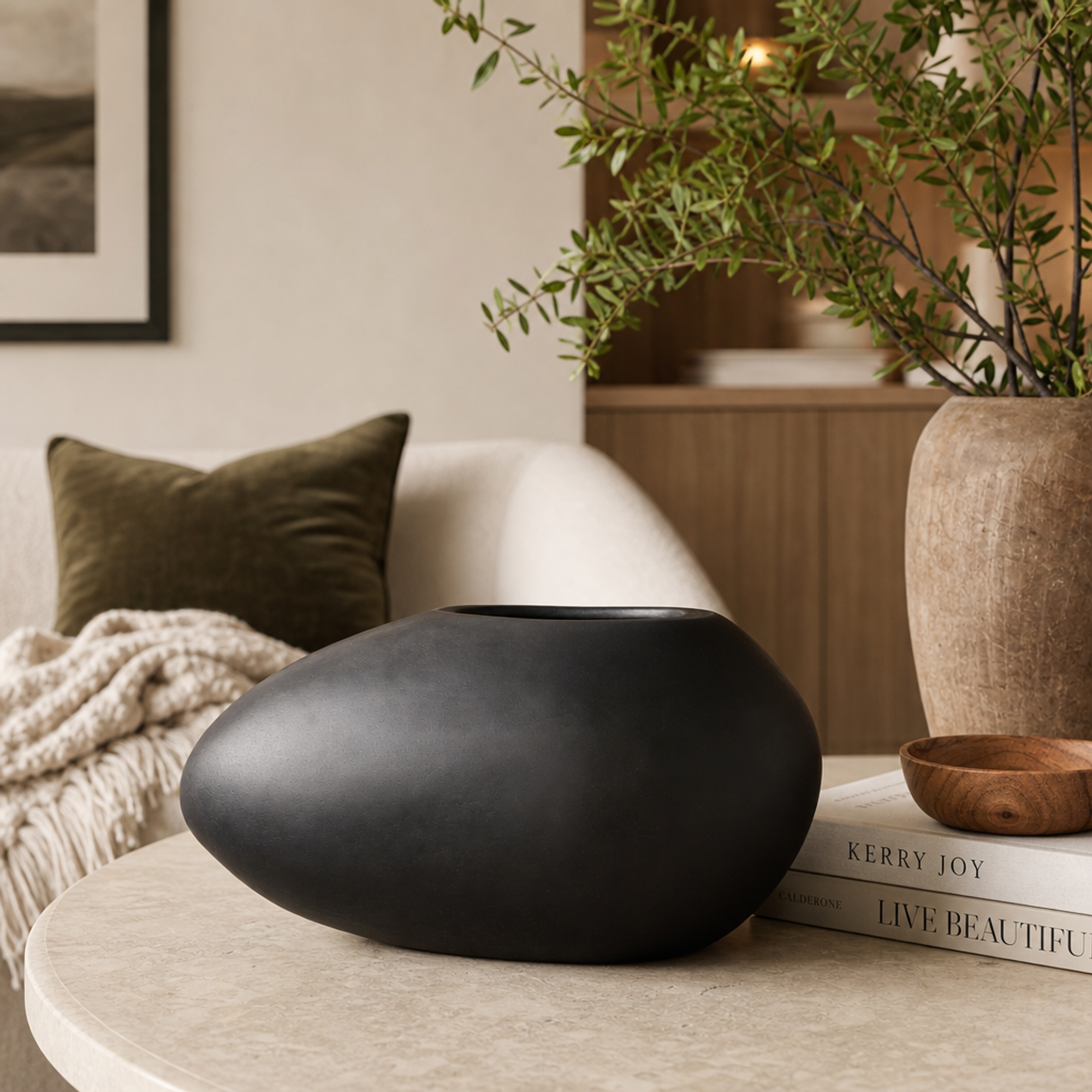 Pebble Vase in Matte Black